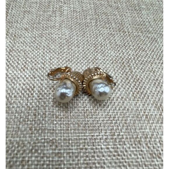 Vintage Gold Tone Clip-On Baroque Pearl Earrings calla lily flower - Picture 6 of 6